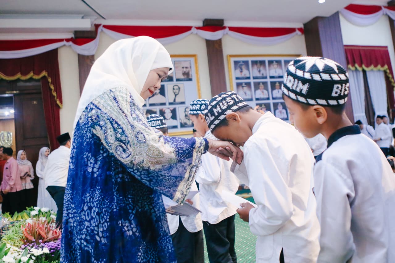 Hari Jadi ke 81 Jatim, Gubernur Khofifah Gelar Khataman Al Quran dan Santuni 81 Anak Yatim di Grahadi