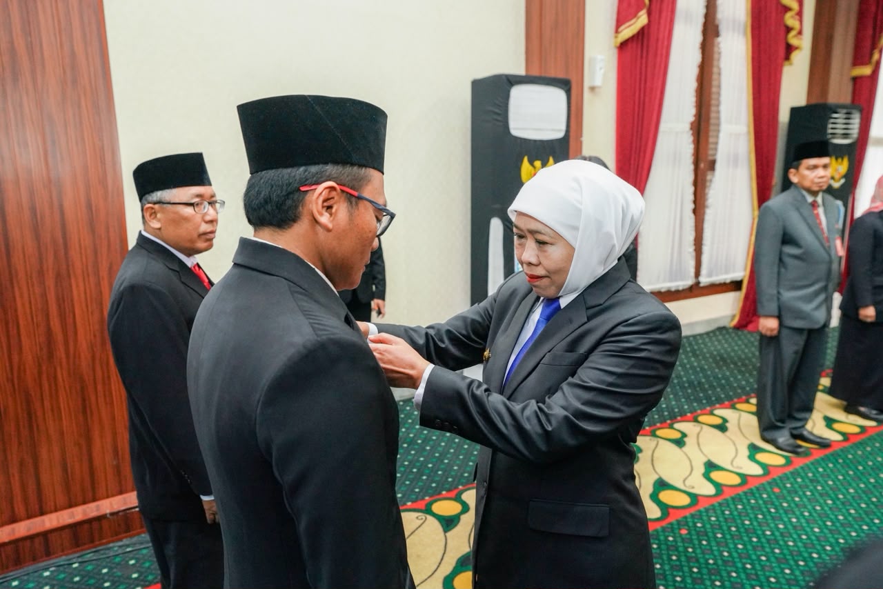 Gubernur Khofifah Sematkan Satyalancana Karya Satya 469 ASN Pemprov Jatim, Apresiasi Pengabdian dan Pesankan Jaga Integritas