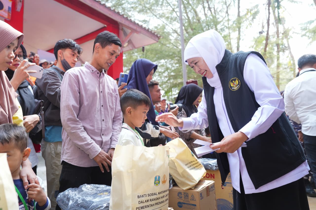 Gelar Khitanan Massal Bakti Sosial Terpadu Hari Jadi 81 Jatim di Pantai Slopeng Sumenep, Gubernur Khofifah: Wujud Kepedulian Kesehatan Anak