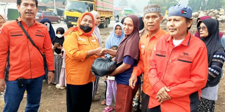 Gerakan Rakyat Pesisir Selatan Salurkan Bantuan untuk Korban Banjir Bandang di Arosuka