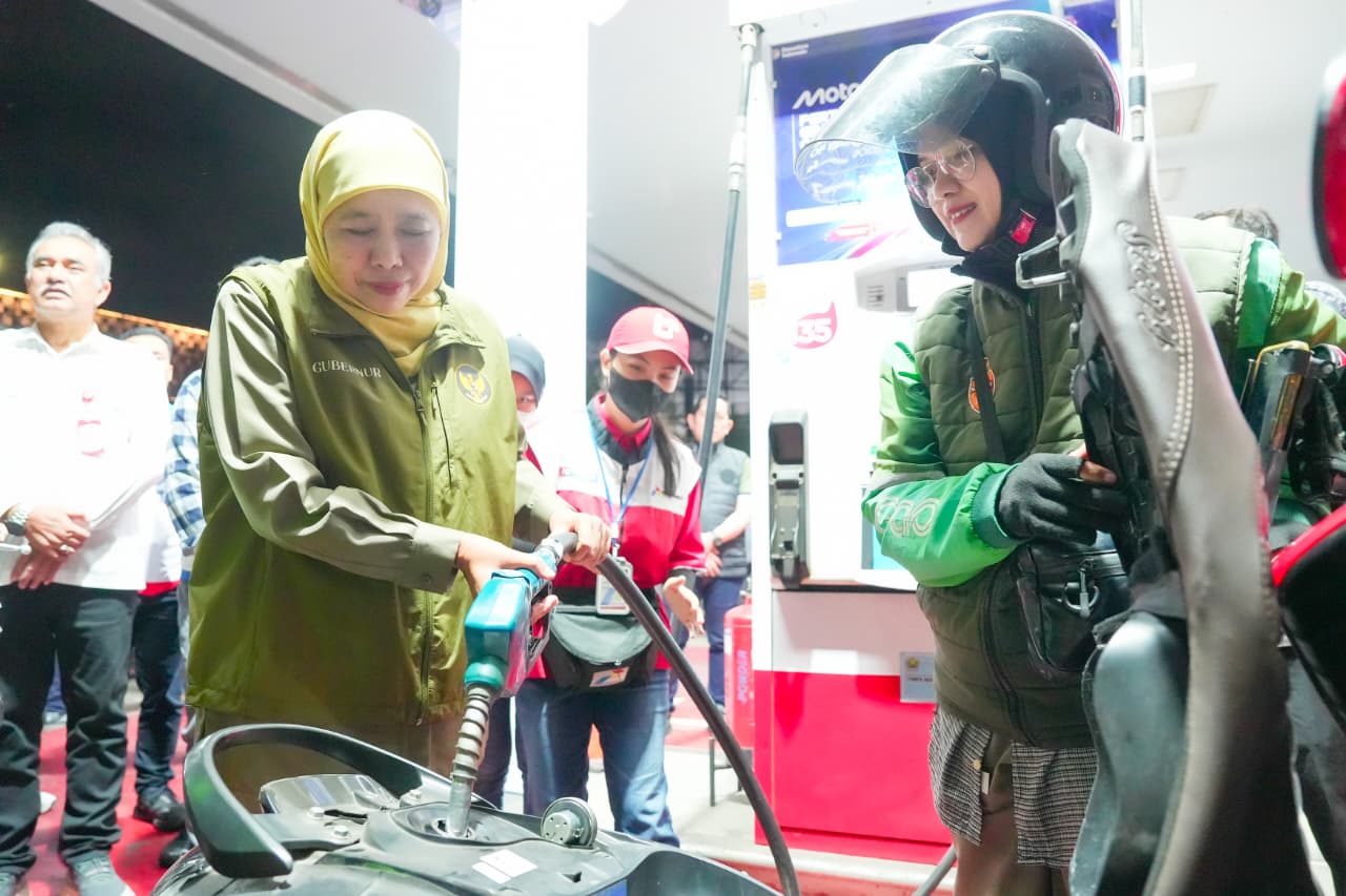 Gubernur Khofifah Bagikan 300 Liter BBM Gratis untuk Ojol Malang, Tegaskan Stok Aman