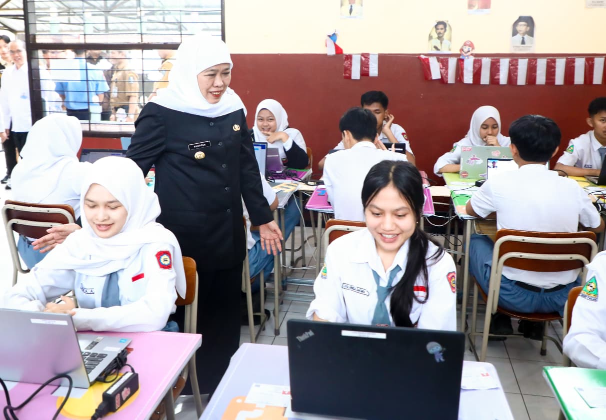 Menjaga Harapan dan Masa Depan Murid Jatim, Gubernur Khofifah Hadir Beri Semangat dan Doa Kesuksesan TKA